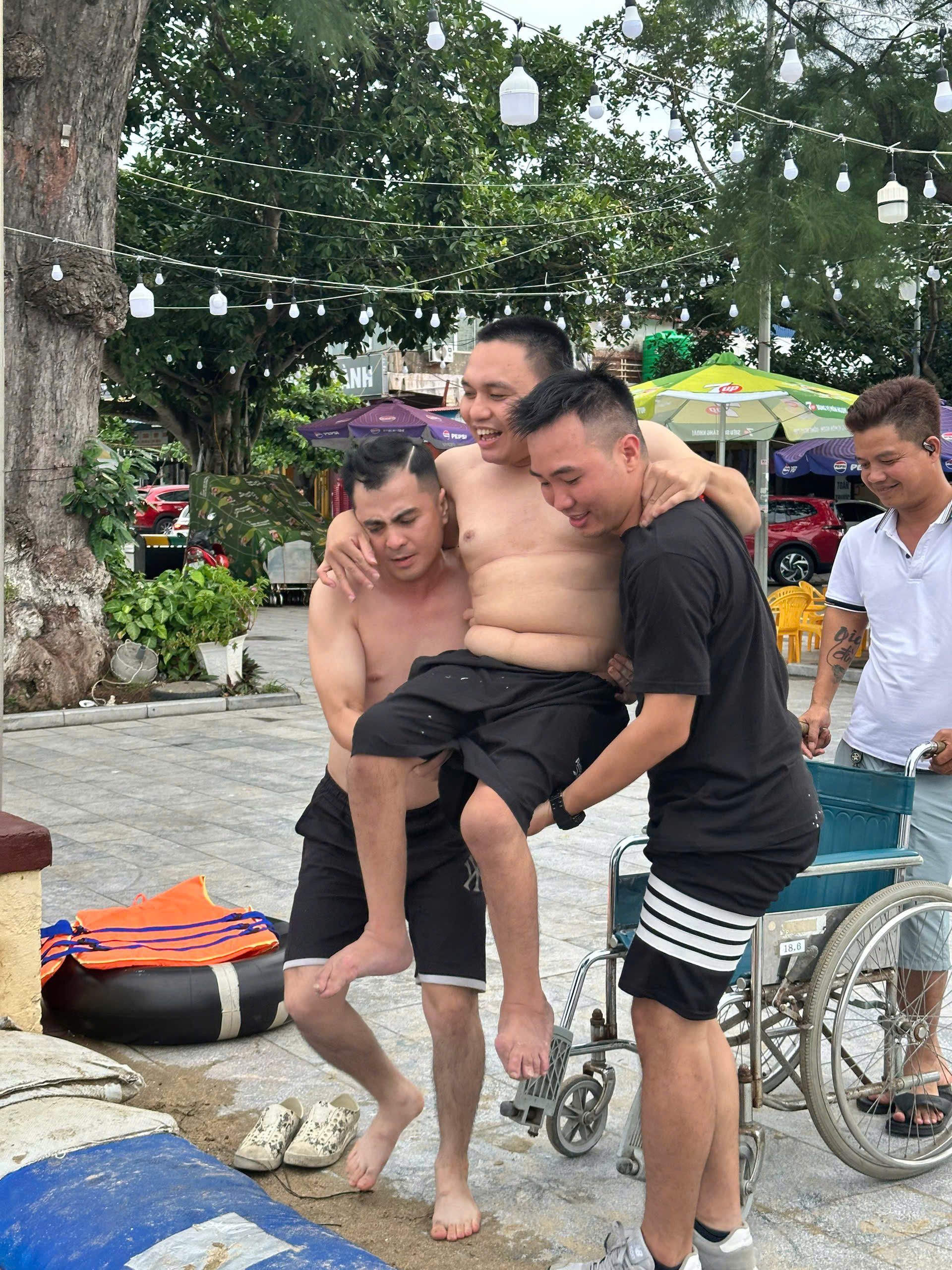 CÓ TAO Ở PHÍA SAU - 2