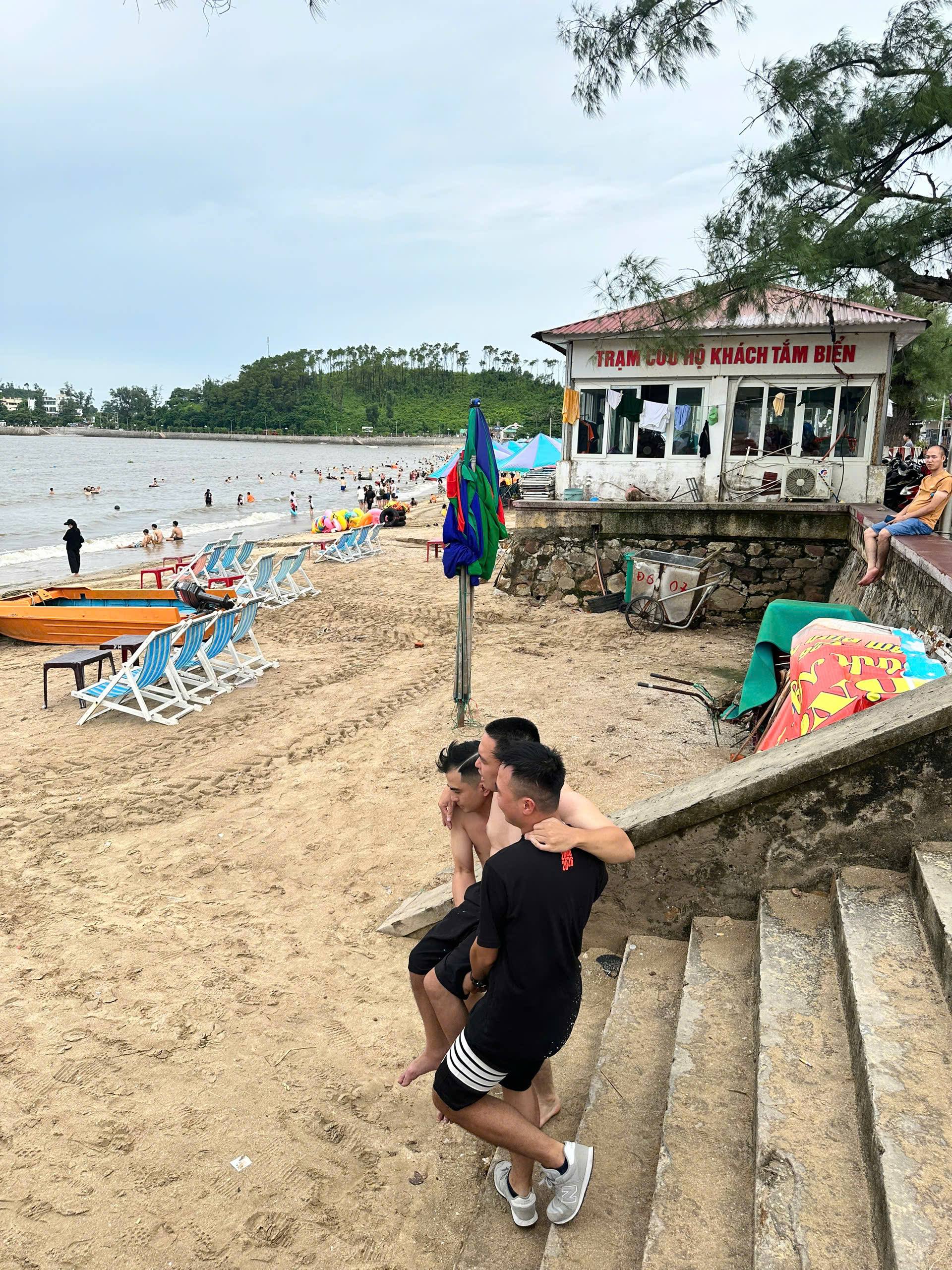CÓ TAO Ở PHÍA SAU - 3