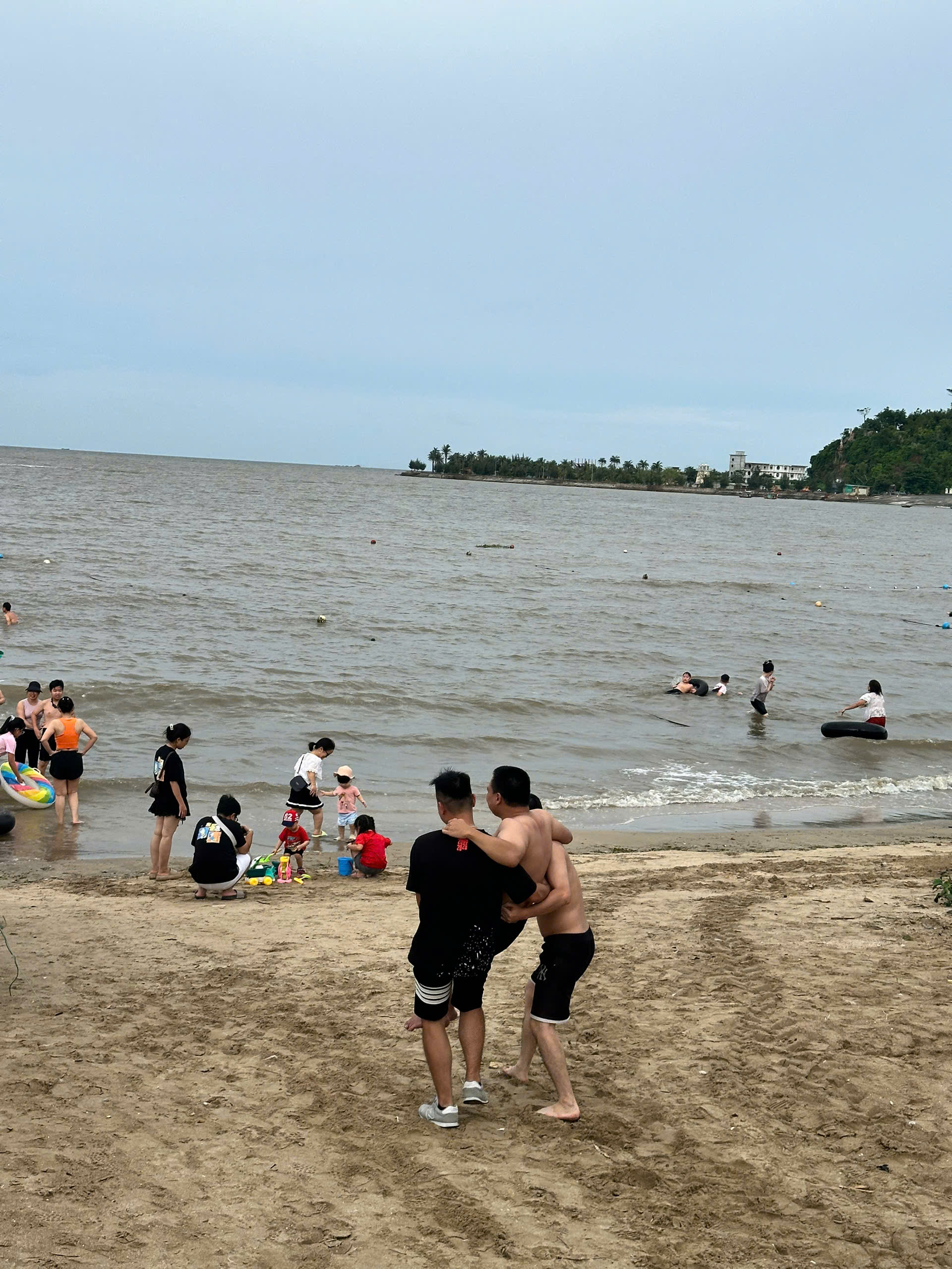 CÓ TAO Ở PHÍA SAU - 4