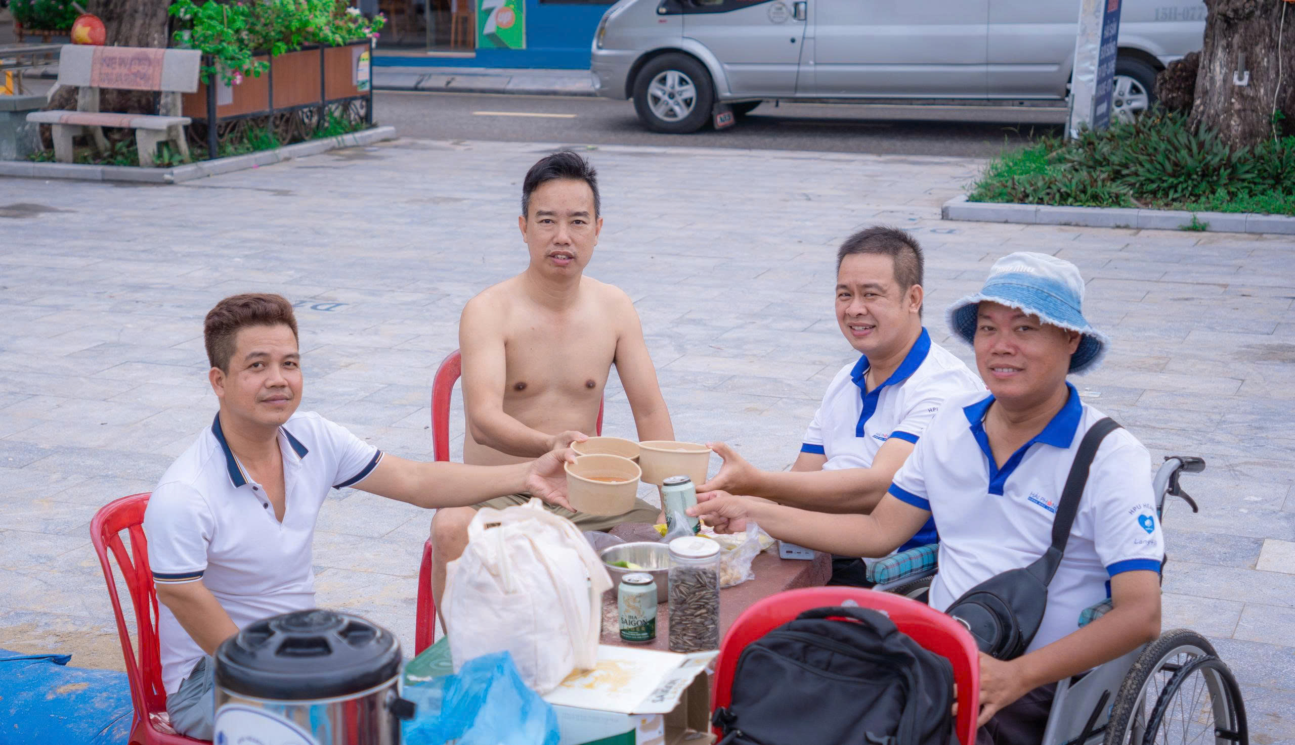 CÓ TAO Ở PHÍA SAU - 11
