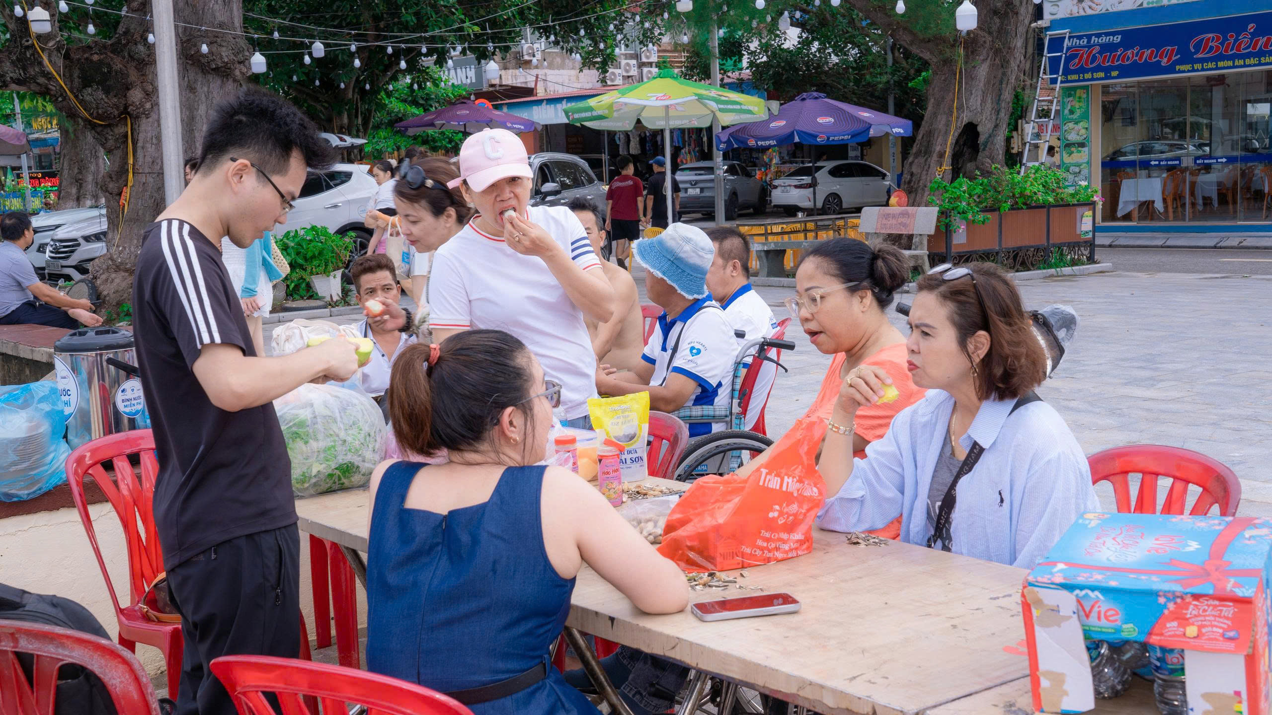 CÓ TAO Ở PHÍA SAU - 12