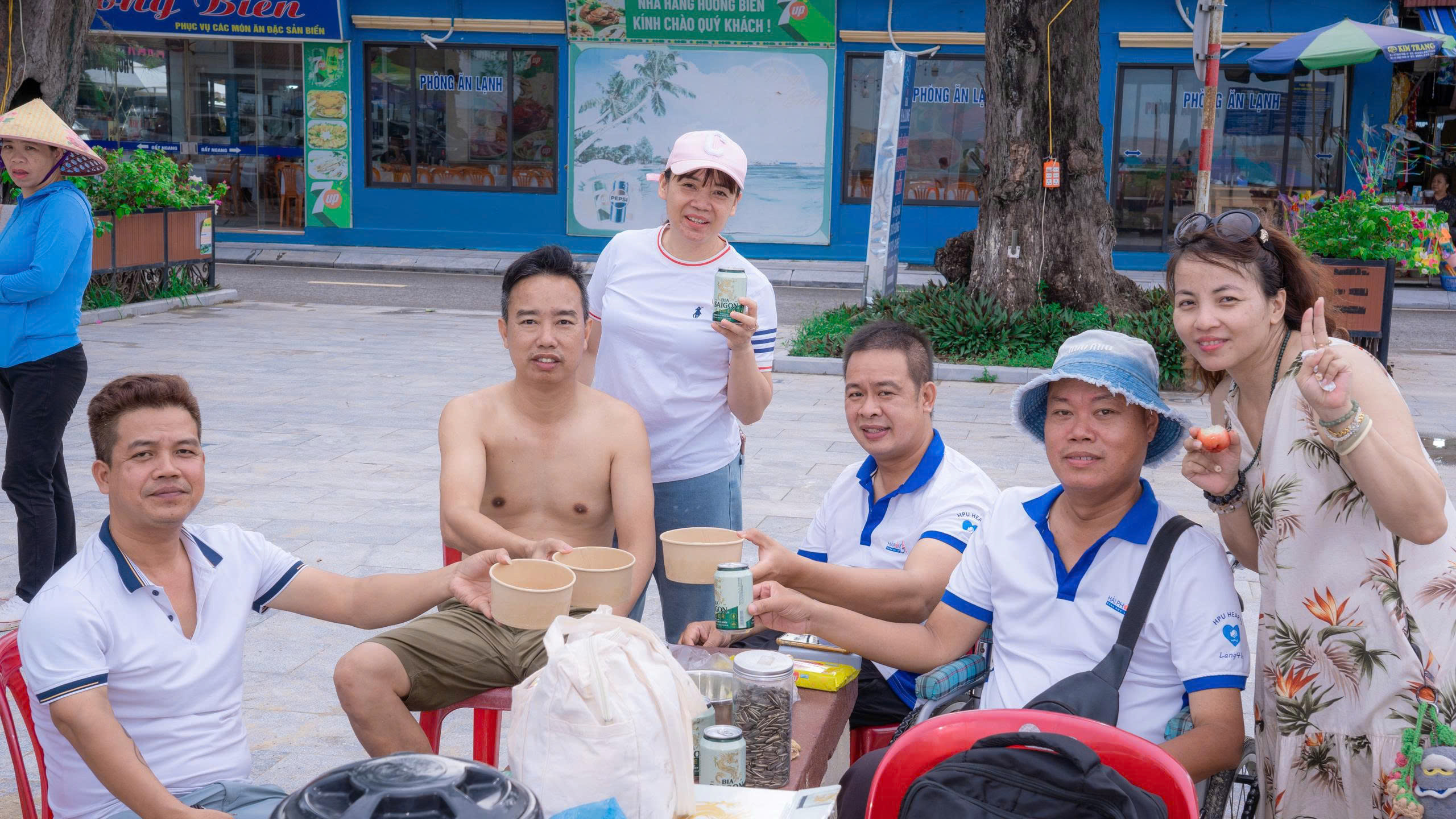 CÓ TAO Ở PHÍA SAU - 14