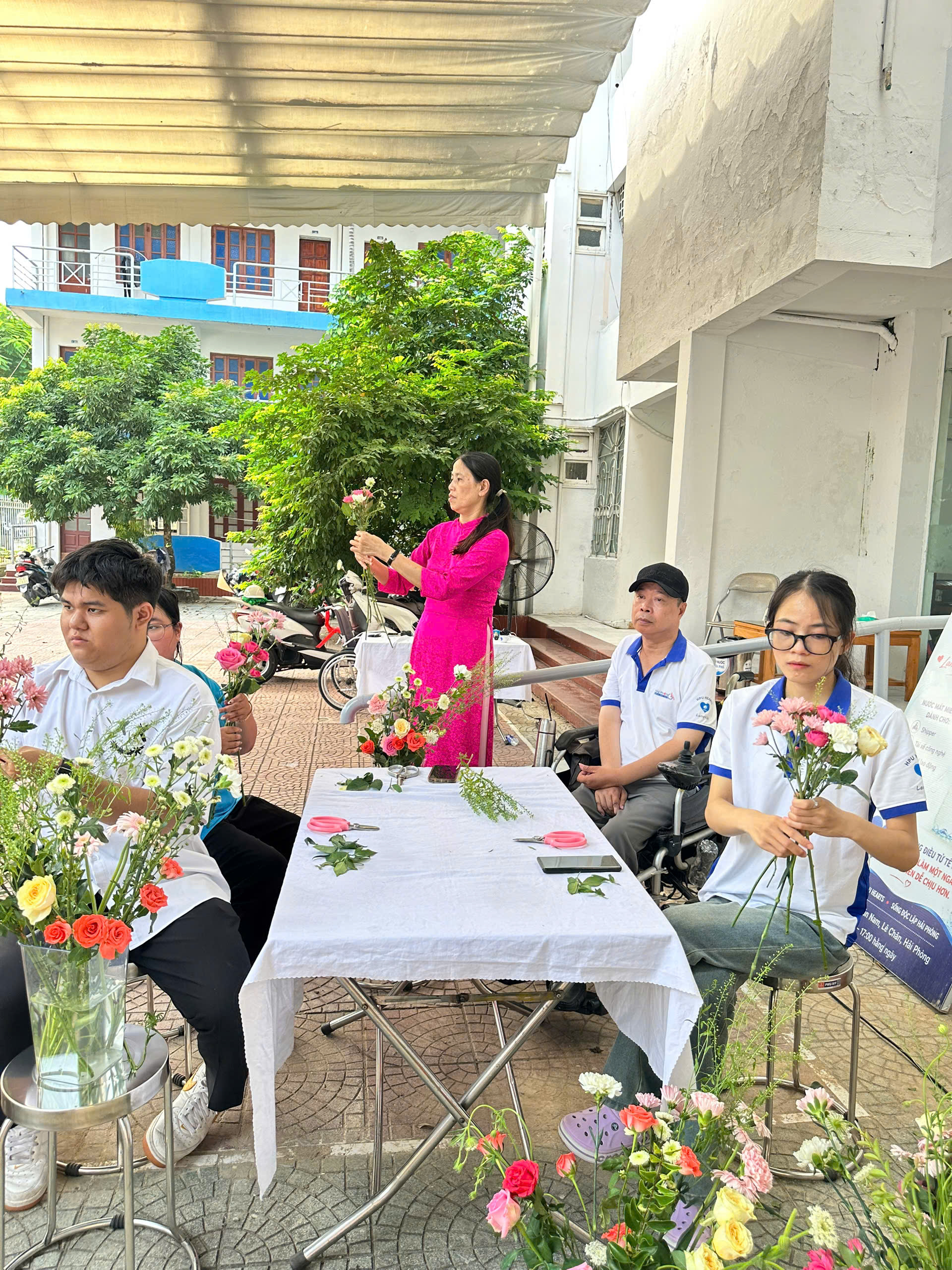 Lớp học Cắm hoa và hoạt động chào mừng Ngày Phụ nữ Việt Nam 20/10 - 11