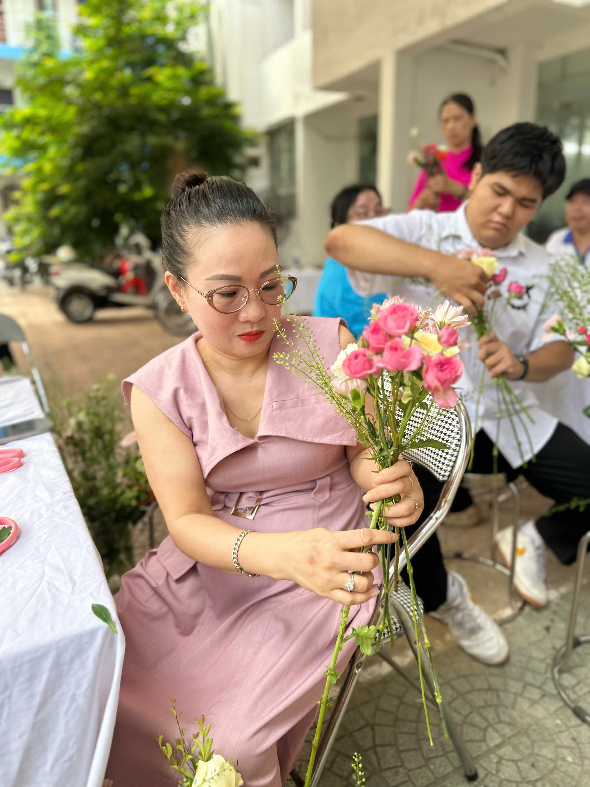 Lớp học Cắm hoa và hoạt động chào mừng Ngày Phụ nữ Việt Nam 20/10 - 15