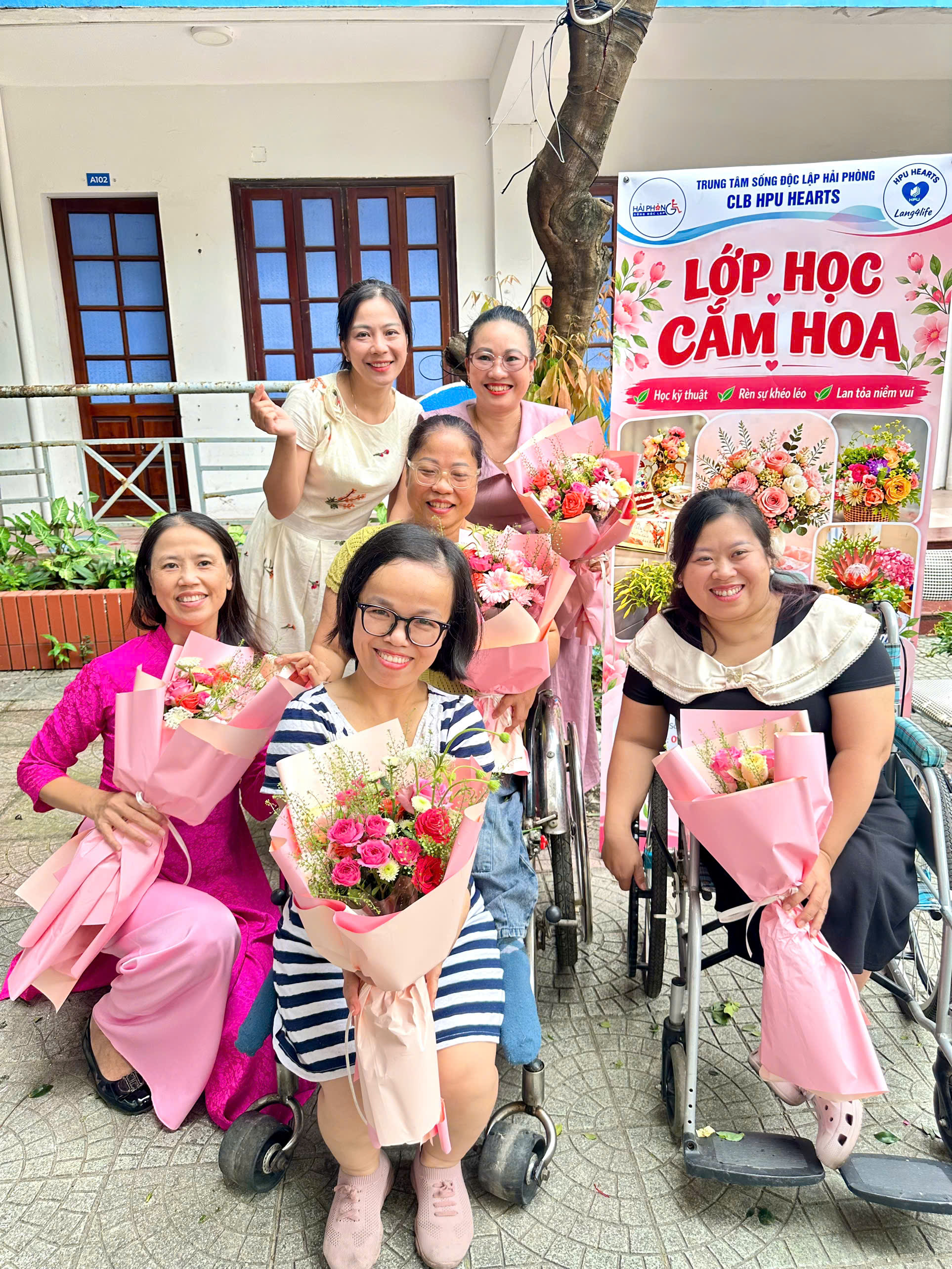 Lớp học Cắm hoa và hoạt động chào mừng Ngày Phụ nữ Việt Nam 20/10 - 25